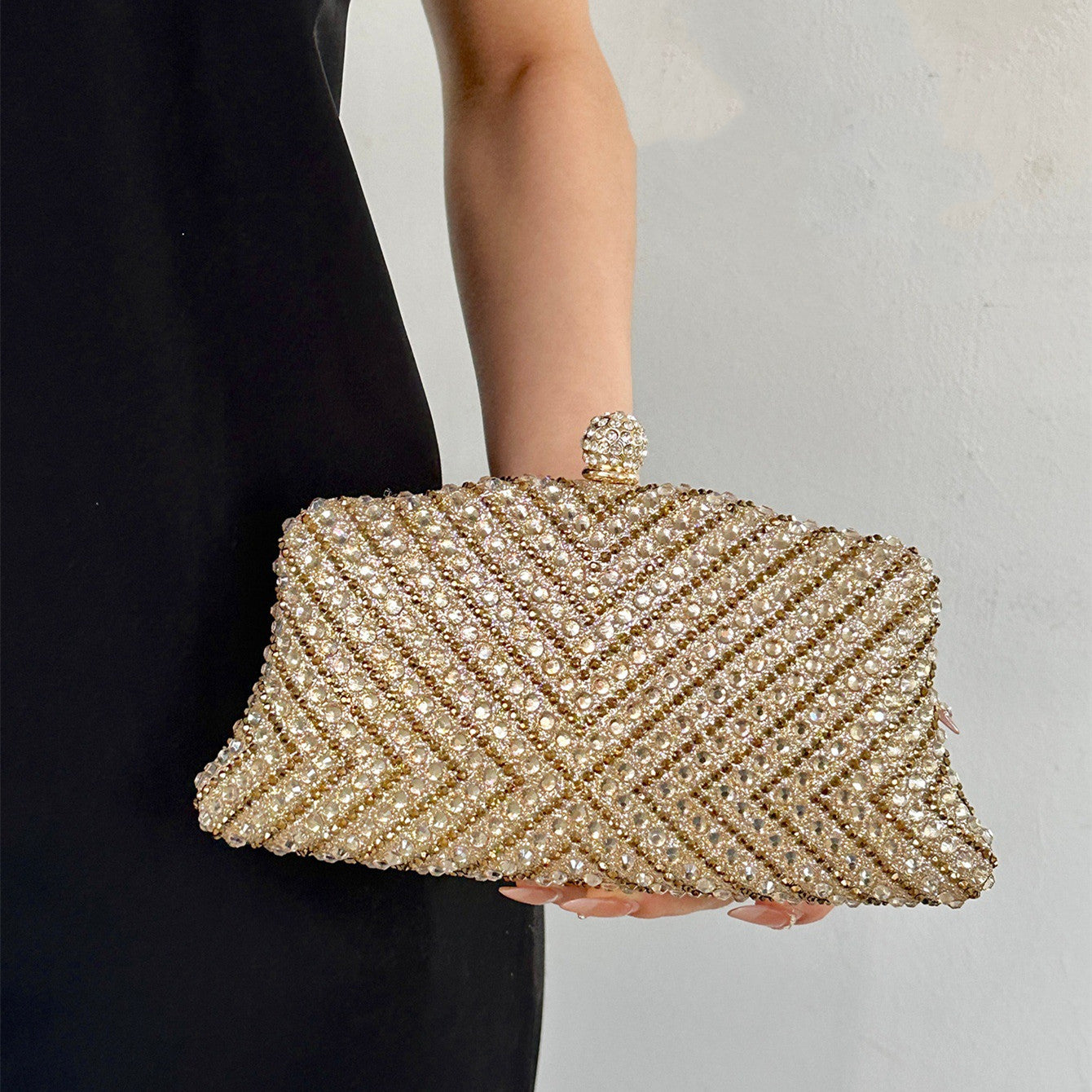 Shimmering And Elegant Rhinestone-decorated Clutch